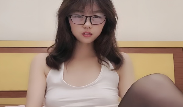 【视频】开档牛仔裤御姐+文静眼镜妹直播 2V