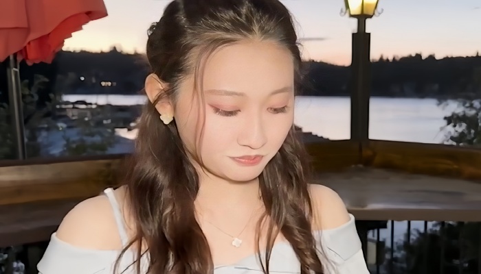 【视频】眼镜大叔和清纯女大学生的线下约会~各种姿势